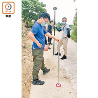 地政總署人員在違建道路劃下標記。