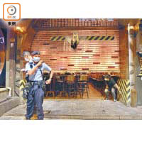 酒吧只可營業至凌晨2時，警員到場後有職員隨即落閘。