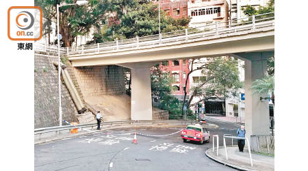 男子懷疑由行車天橋上墮下。（李國健攝）