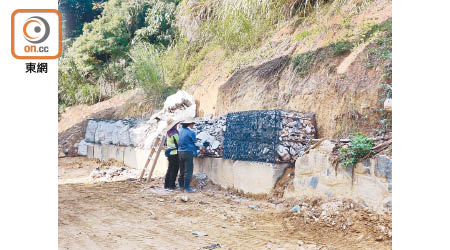 建築廢料堆放再冚沙泥佯裝假山坡，日久易成山泥傾瀉元兇。