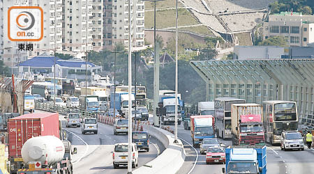 屯門公路經常出現擠塞，情況多年來未有解決。