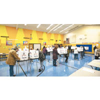 密歇根州選民在票站投票。（美聯社圖片）