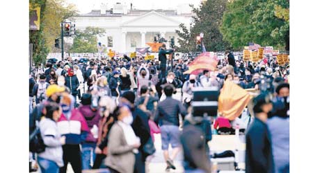 華盛頓：白宮外有大批民眾聚集。（美聯社圖片）