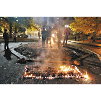 波特蘭：有示威者焚燒美國國旗。