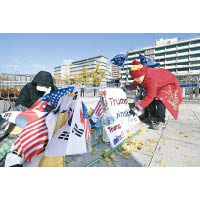 南韓：南韓民眾在美國駐首爾大使館附近，展示支持特朗普的標語。