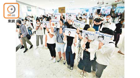 空服員工會及機師工會會議期間，數十名國泰員工舉紙牌支持。