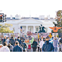 華盛頓：示威者在白宮外聚集。（美聯社圖片）