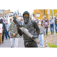 俄勒岡州：波特蘭有蒙面示威者手持槍械上街。