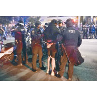 紐約州：紐約市警員拘捕示威者。