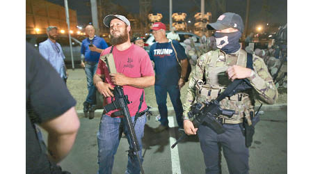 亞利桑那州：鳳凰城有特朗普支持者持槍示威。（美聯社圖片）