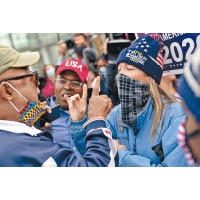 密歇根州：兩派示威者在底特律的點票中心外對罵。