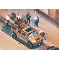 費城警員在悍馬汽車旁調查。（電視畫面）