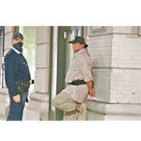 賓夕凡尼亞州：疑犯（右）圖持槍闖點票中心被捕。（電視畫面）