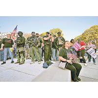 賓夕凡尼亞州：持槍的特朗普支持者在議會外抗議，神色凝重。