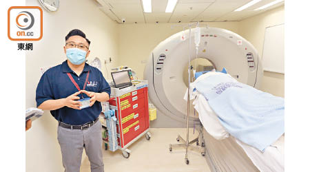 訓練中心提供模擬電腦掃描供醫護人員進行訓練。（何天成攝）