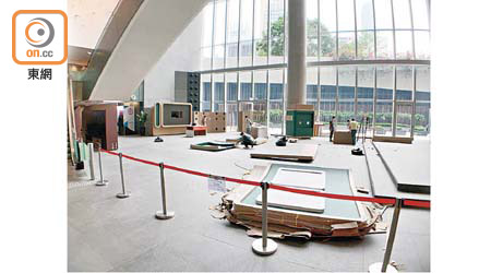 新製嘅展板同展覽物件準備喺立法會大樓地下重新組裝。