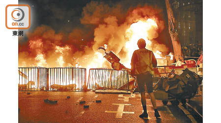 示威者於去年8月31日晚在灣仔的主要道路放置路障和縱火。