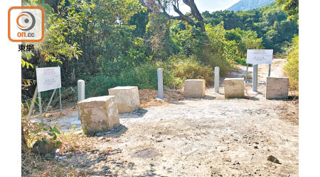 西貢相思灣村違建道路已裝設石躉和鐵柱，阻止車輛進出，昨日未見工人到場工作。