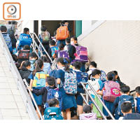 宣道小學：九龍塘宣道小學一名教師涉在課堂「播獨」。