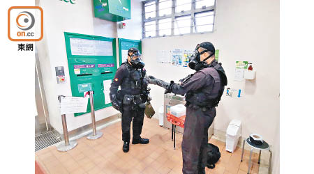 爆炸品處理課人員戴上防毒面罩進入郵政局調查。（劉子文攝）