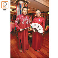陳威雄（左）同半島東扶輪社創社社長洪文正同樣着上紅色中國服，因為姓名中都有「紅」嘅諧音啊。