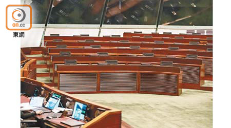 15名泛民議員總辭後，隨即缺席包括立法會大會等所有會議。