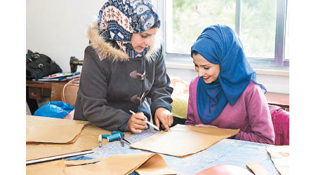約旦紅新月會職業訓練中心的婦女用心學習職業技能，期望可以自食其力。