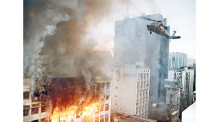 直升機從嘉利大火濃煙中搶救被困者。