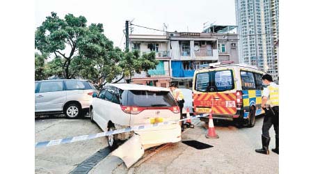 警方截獲衝路障私家車，拔槍制服一名男子。