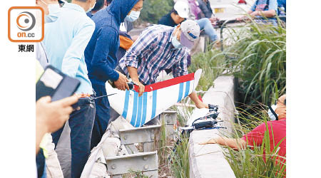 清水灣：大坳門路現場吸引不少遙控滑翔機愛好者。（張福宏攝）