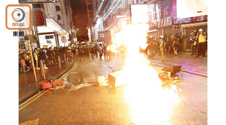 案發當晚，示威者在銅鑼灣一帶掟汽油彈和縱火。