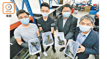 團隊在工廈試驗養殖藍龍蝦；左起為李遠昇、羅承昭、梁美儀、機管局可持續發展總經理李仲騰。（黃仲民攝）