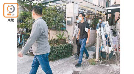警方昨晨到朱凱廸位於八鄉錦上路的寓所作出拘捕。（梁國雄攝）