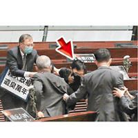 6月4日：朱凱廸（箭嘴示）於立法會會議上衝出主席台抗議。