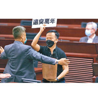 6月4日：陳志全帶同載有惡臭液體的燈籠在立法會會議示威。
