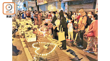 入夜後有大批人士在場致祭。（劉子文攝）