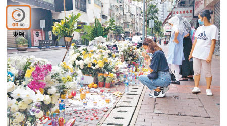 多名市民到場拜祭及獻花。（趙瑞麟攝）