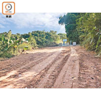 違建道路石屎早前已鑿開，碎石已被夾斗車夾走。