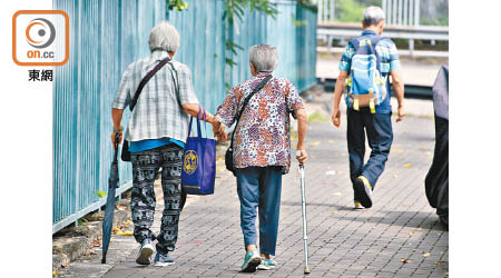 港府每年按社會保障物價指數，調整綜援及各公共福利金的津貼金額。