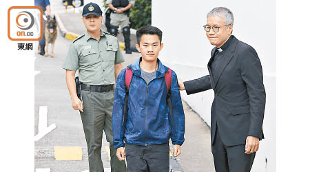 陳同佳（中）曾委託台灣律師辦理赴台自首的法律事宜。