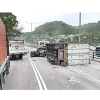 貨櫃車翻側橫亘兩行車線。