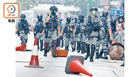 早前有警員被指在處理示威活動時中沒有使用警隊提供的對講機。