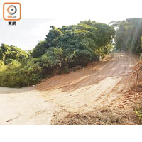 違建道路入口、屬中邦發展有限公司持有的地皮，石屎地已還原為泥地。