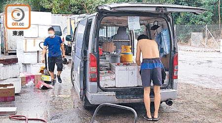 屯門掃管笏：無牌工場派出流動食物檔為工人提供小食，客貨車上載有石油氣瓶。