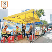 大埔科學園：有飯盒商販撐起太陽傘，開置多枱。