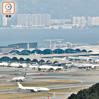 香港機場200多條國際航線中，僅約50條飛往內地。