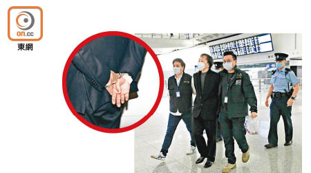 反手上手銬：上海仔郭永鴻在機場被捕，並被反手上手銬（圓圖）押解離開。