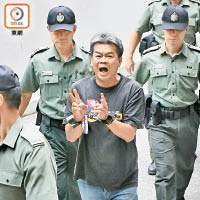 梁國雄於2014年入獄時被剪成「短毛」（圖），他現已變回長毛，經6年訴訟，成功挑戰懲教署「盡量剪短」的監獄規則。