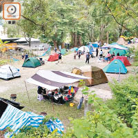 私人營地：營地昨日繼續出現密密麻麻的帳篷。