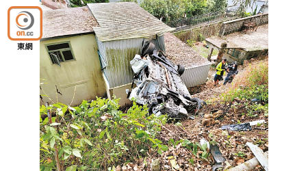 汽車擊中村屋露台位置。（梁頴福攝）